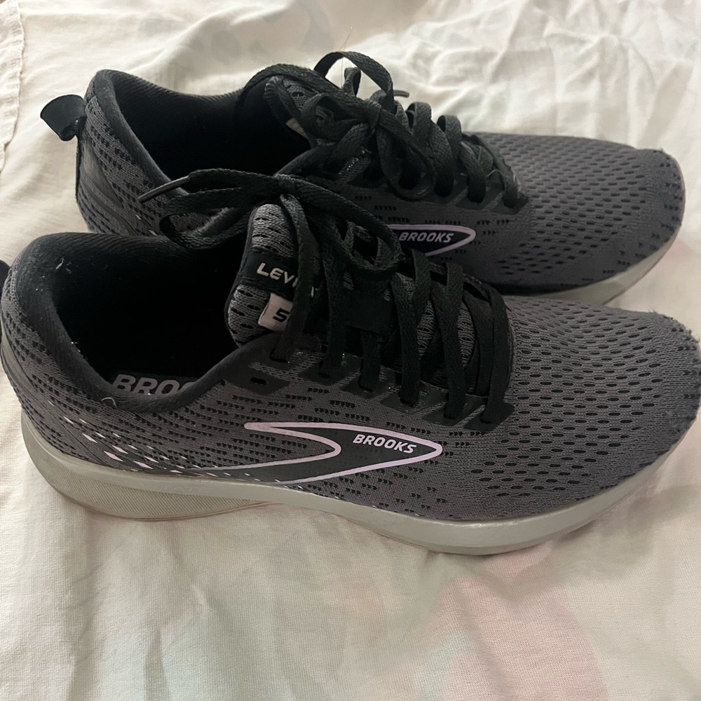 Women’s Brooks Levitate 5 Running Shoes size 8